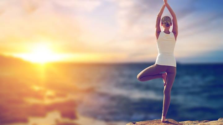 A jóga javítja az erőnlétet, az egyensúlyt és a rugalmasságot - fa póz
