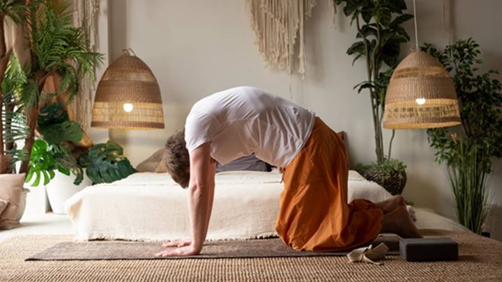 A jóga segít a hátfájás csillapításában. Macska tehén póz.