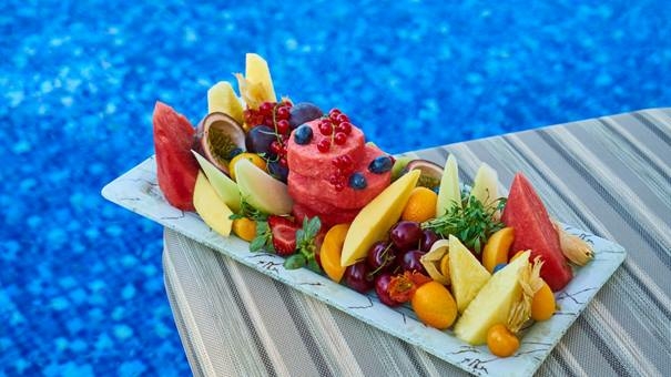Gyümölcstál szeletelt gyümölcsökkel, vízparton, nyári finomságok - fashionforyou.hu